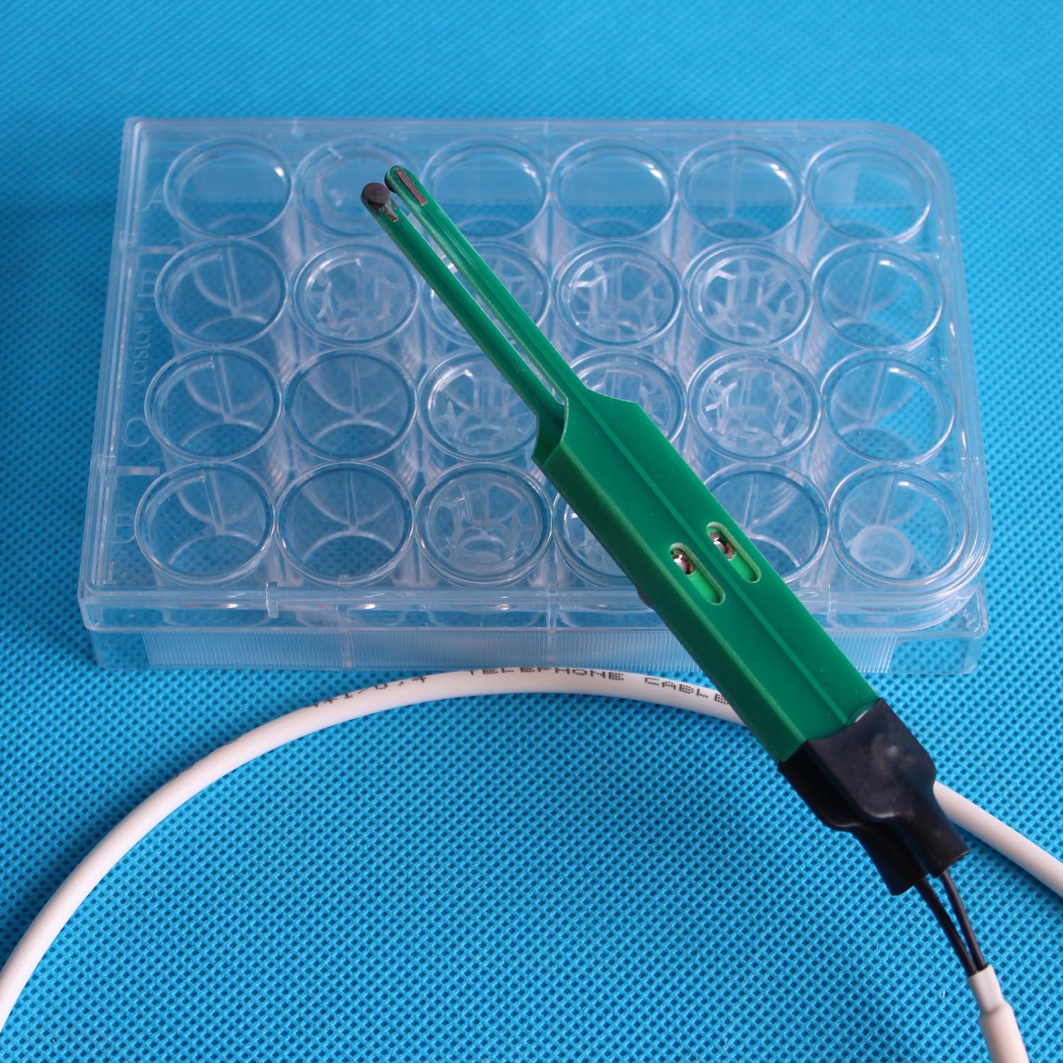 Chopstick (STX) Electrode for TEER Measurement STX chopstick electrode for TEER measurement placed on a 24-well cell culture plate